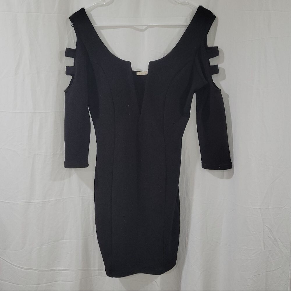Sarah la Size Medium Black Deep V Cold Shoulder Chic Long Sleeve Dress